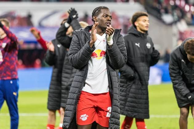 GER, Bundesliga, RB Leipzig - SV Werder Bremen. 23.11.2025, Red Bull Arena, Leipzig, GER, Bundesliga, RB Leipzig - SV Werder Bremen. Castello Lukeba (RB Leipzig 23) bedankt sich bei den Fans Â