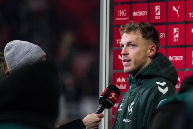 GER, Bundesliga, RB Leipzig - SV Werder Bremen. 23.11.2025, Red Bull Arena, Leipzig, GER, Bundesliga, RB Leipzig - SV Werder Bremen. Senne Lynen (SV Werder Bremen 14) beim Interview Â