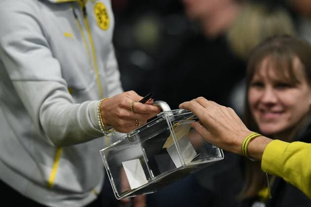 Mitgliederversammlung Borussia Dortmund am 23.11.2025 in der Westfalenhalle in Dortmund Symbolfoto: Stimmabgabe bei geheimer Wahl