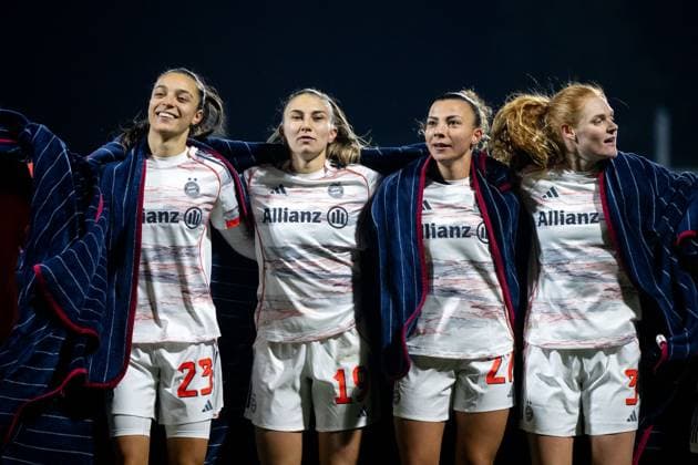 Natalia Padilla (FC Bayern Muenchen, 23), Katharina Naschenweng (FC Bayern Muenchen, 19), Arianna Caruso (FC Bayern Muenchen, 27), Stine Ballisager (FC Bayern Muenchen, 03) jubeln ueber den Sieg, GER, TSG 1899 Hoffenheim vs FC Bayern Muenchen, Fussball Google Pixel Frauen Bundesliga, 11. Spieltag, Saison 2025 2026, 23.11.2025 DFB regulations prohibit any use of photographs as image sequences and or quasi-video GER, TSG 1899 Hoffenheim vs FC Bayern Muenchen, Fussball Google Pixel Frauen Bundesliga, 11. Spieltag, Saison 2025 2026, 23.11.2025 Hoffenheim *** Natalia Padilla FC Bayern Muenchen, 23 , Katharina Naschenweng FC Bayern Muenchen, 19 , Arianna Caruso FC Bayern Muenchen, 27 , Stine Ballisager FC Bayern Muenchen, 03 celebrate the victory, GER, TSG 1899 Hoffenheim vs FC Bayern Muenchen, Soccer Google Pixel Womens Bundesliga, 11 Spieltag, Saison 2025 2026, 23 11 2025 DFB regulations prohibit any use of photographs as image sequences and or quasi video GER, TSG 1899 Hoffenheim vs FC Bayern Muenchen, Fußball Google Pixel Frauen Bundesliga, 11 Spieltag, Saison 2025 2026, 23 11 2025 Hoffenheim Copyright: xEibner-Pressefoto Memmlerx EP_MMR