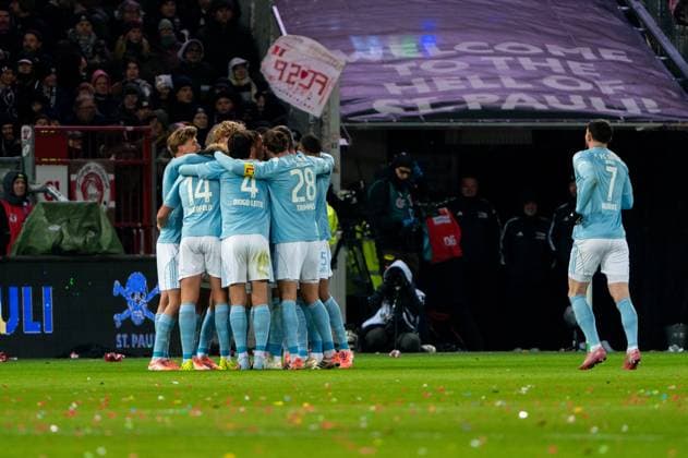 Tor zum 0:1 Rani Khedira (1. FC Union Berlin, 08), jubelt Jubel mit Aljoscha Kemlein (1. FC Union Berlin, 06), Leopold Querfeld (1. FC Union Berlin, 14), Diogo Leite (1. FC Union Berlin, 04), Christopher Trimmel (1. FC Union Berlin, 28), GER, FC St. Pauli vs. 1. FC Union Berlin, Fussball, Bundesliga, Spieltag 11, Saison 2025 2026, 23.11.2025 DFL REGULATIONS PROHIBIT ANY USE OF PHOTOGRAPHS AS IMAGE SEQUENCES AND OR QUASI-VIDEO GER, FC St. Pauli vs. 1. FC Union Berlin, Fussball, Bundesliga, Spieltag 11, Saison 2025 2026, 23.11.2025 Hamburg Copyright: xEibner-Pressefoto MaxxVincenx EP_MVN
