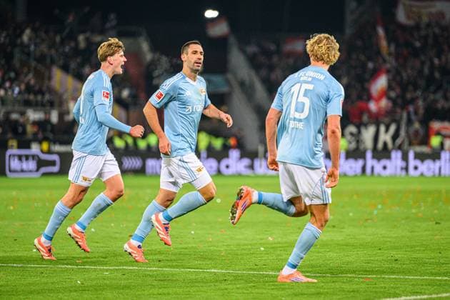 Fußball I Herren I Saison 2025-2026 I Bundesliga I 11. Spieltag I FC St. Pauli - 1. FC Union Berlin I 23.11.2025 Aljoscha Kemlein (6, 1. FC Union Berlin), Rani Khedira (8, 1. FC Union Berlin), Tom Rothe (15, 1. FC Union Berlin) Hamburg Millerntor-Stadion Hamburg Deutschland Copyright: xLobecax xHenningxRohlfsx