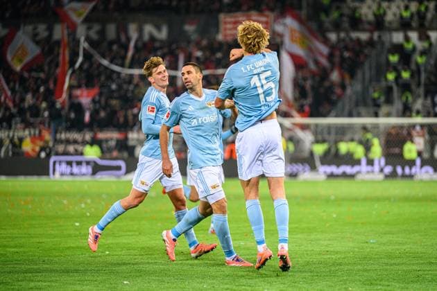 Fußball I Herren I Saison 2025-2026 I Bundesliga I 11. Spieltag I FC St. Pauli - 1. FC Union Berlin I 23.11.2025 Aljoscha Kemlein (6, 1. FC Union Berlin), Rani Khedira (8, 1. FC Union Berlin), Tom Rothe (15, 1. FC Union Berlin) Hamburg Millerntor-Stadion Hamburg Deutschland Copyright: xLobecax xHenningxRohlfsx