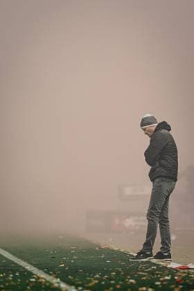 Fußball Männer Saison 2025 2026 Fußball-Bundesliga 11. Spieltag FC St. Pauli vs. 1. FC Union Berlin 23.11.2025 Alexander Blessin (Trainer, FC St. Pauli) im Rauch Hamburg Millerntor-Stadion Hamburg Deutschland