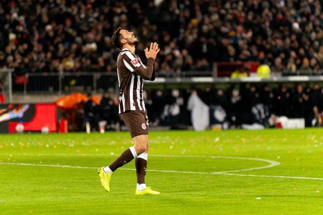 Mathias Pereira Lage (FC St. Pauli, 28) enttauescht Enttaeuschung nach Torschuss Torchance, GER, FC St. Pauli vs. 1. FC Union Berlin, Fussball, Bundesliga, Spieltag 11, Saison 2025 2026, 23.11.2025 DFL REGULATIONS PROHIBIT ANY USE OF PHOTOGRAPHS AS IMAGE SEQUENCES AND OR QUASI-VIDEO GER, FC St. Pauli vs. 1. FC Union Berlin, Fussball, Bundesliga, Spieltag 11, Saison 2025 2026, 23.11.2025 Hamburg Copyright: xEibner-Pressefoto MaxxVincenx EP_MVN