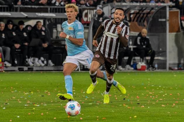 Mathias Pereira Lage ( Pauli ) 14 Leopold Querfeld ( Union ) Deutschland , Hamburg , Millerntorstadion , Fussball , 1. Bundesliga , FC St Pauli - 1 FC Union Berlin