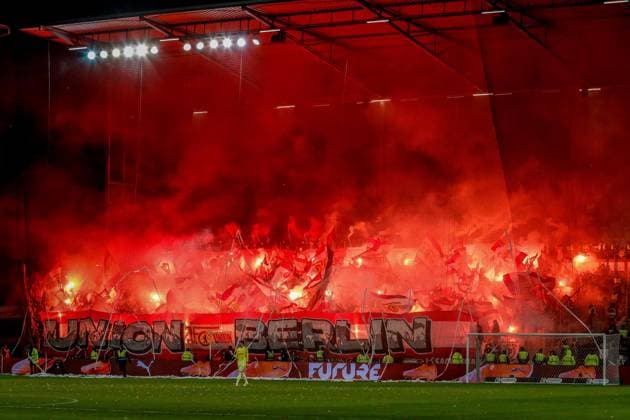 Union Fans mit Banner Flaggen Fans Fanblock Pyro Feuer Pyrotechnik Fackeln Deutschland , Hamburg , Millerntorstadion , Fussball , 1. Bundesliga , FC St Pauli - 1 FC Union Berlin