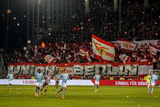 Union Fans mit Banner Flaggen Fans Fanblock Deutschland , Hamburg , Millerntorstadion , Fussball , 1. Bundesliga , FC St Pauli - 1 FC Union Berlin