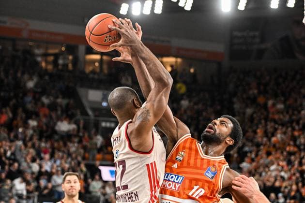 GER, BBL, ratiopharm Ulm vs FC Bayern München 23.11.2025, ratiopharm arena, Neu-Ulm, GER, BBL, ratiopharm Ulm vs FC Bayern München, im Bild Malik Osborne (Ulm, 10) stoppt den Angriff von Isiaha Mike (Muenchen, 22), Ulmer Ballbesitz nach Videobeweis