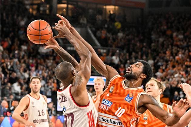 GER, BBL, ratiopharm Ulm vs FC Bayern München 23.11.2025, ratiopharm arena, Neu-Ulm, GER, BBL, ratiopharm Ulm vs FC Bayern München, im Bild Malik Osborne (Ulm, 10) stoppt den Angriff von Isiaha Mike (Muenchen, 22), Ulmer Ballbesitz nach Videobeweis