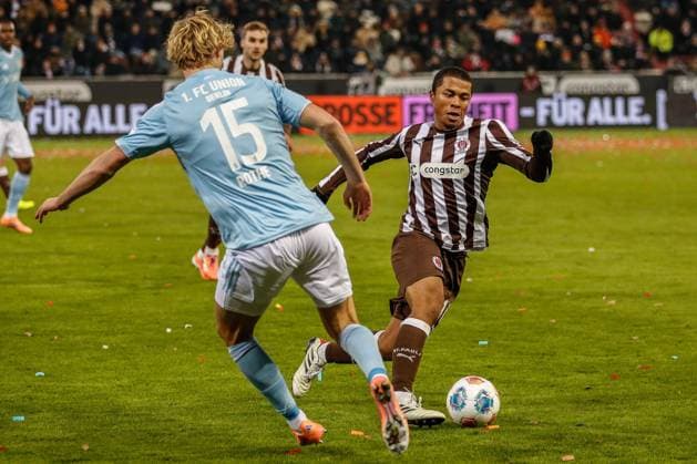 Joel Chima Fujita ( Pauli ) 15 Tom Rothe ( Union ) Deutschland , Hamburg , Millerntorstadion , Fussball , 1. Bundesliga , FC St Pauli - 1 FC Union Berlin