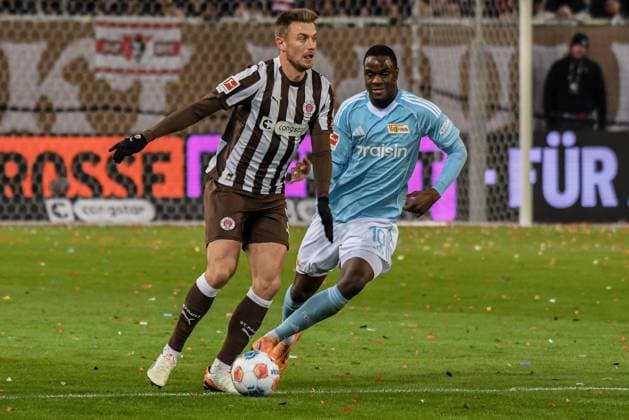 Hauke Wahl ( Pauli ) 10 Ilyas Ansah ( Union ) Deutschland , Hamburg , Millerntorstadion , Fussball , 1. Bundesliga , FC St Pauli - 1 FC Union Berlin