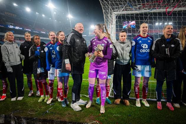 251123 Head coach Nils Lexerod and goalkeeper Tove Enblom of Valerenga celebrates with the trophy after the cup final between Rosenborg and Valerenga on November 23, 2025 in Oslo. Photo: Marius Simensen BILDBYRAN Cop 238 MM0050 bbeng cup cupfinale dam football fotball fotboll nm norgesmesterskapet rosenborg vif valerenga Copyright: MARIUSxSIMENSEN BB251123ZH022
