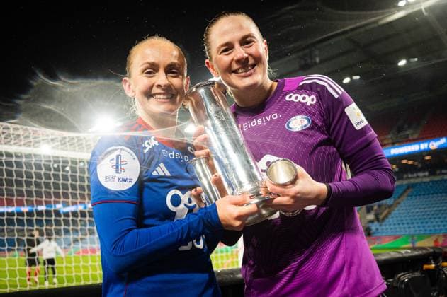 251123 Michaela Kovacs and goalkeeper Tove Enblom of Valerenga celebrates with the trophy after the cup final between Rosenborg and Valerenga on November 23, 2025 in Oslo. Photo: Marius Simensen BILDBYRAN Cop 238 MM0050 bbeng cup cupfinale dam football fotball fotboll nm norgesmesterskapet rosenborg vif valerenga Copyright: MARIUSxSIMENSEN BB251123ZU025