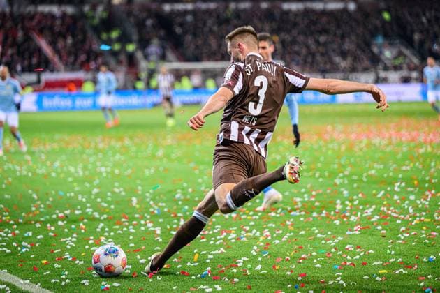 Fußball I Herren I Saison 2025-2026 I Bundesliga I 11. Spieltag I FC St. Pauli - 1. FC Union Berlin I 23.11.2025 Karol Mets (3, FC St. Pauli) Hamburg Millerntor-Stadion Hamburg Deutschland Copyright: xLobecax xHenningxRohlfsx