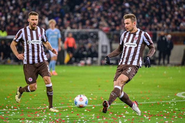 Fußball I Herren I Saison 2025-2026 I Bundesliga I 11. Spieltag I FC St. Pauli - 1. FC Union Berlin I 23.11.2025 Karol Mets (3, FC St. Pauli), Hauke Wahl (5, FC St. Pauli) Hamburg Millerntor-Stadion Hamburg Deutschland Copyright: xLobecax xHenningxRohlfsx