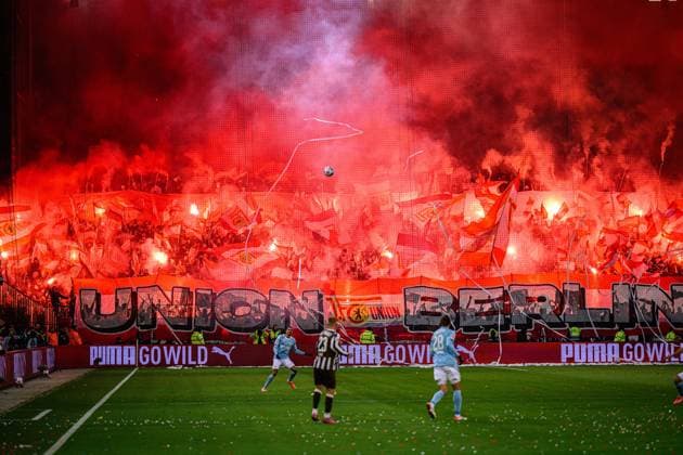 Fußball I Herren I Saison 2025-2026 I Bundesliga I 11. Spieltag I FC St. Pauli - 1. FC Union Berlin I 23.11.2025 Pyroshow von 1. FC Union Berlin Hamburg Millerntor-Stadion Hamburg Deutschland Copyright: xLobecax xHenningxRohlfsx