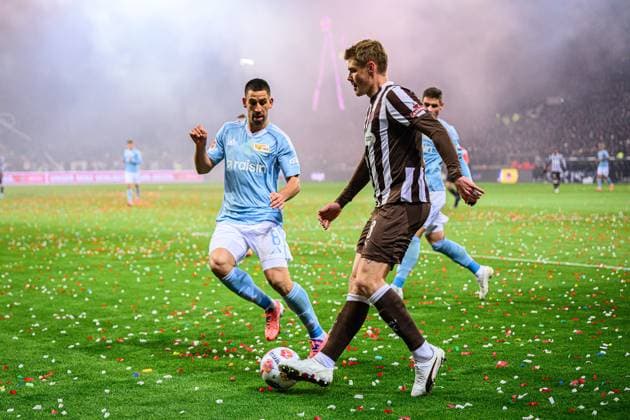 Fußball I Herren I Saison 2025-2026 I Bundesliga I 11. Spieltag I FC St. Pauli - 1. FC Union Berlin I 23.11.2025 Rani Khedira (8, 1. FC Union Berlin), Eric Smith (8, FC St. Pauli) Hamburg Millerntor-Stadion Hamburg Deutschland Copyright: xLobecax xHenningxRohlfsx