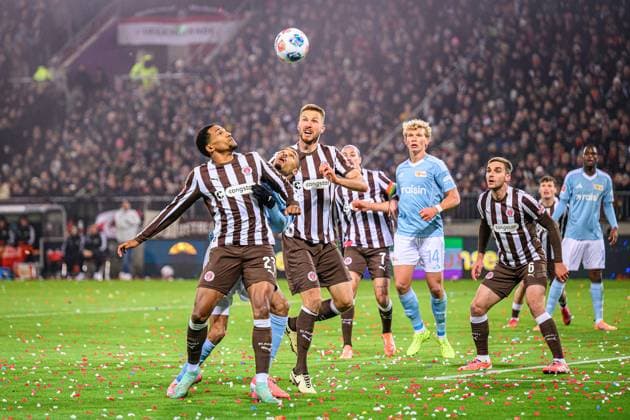 Fußball I Herren I Saison 2025-2026 I Bundesliga I 11. Spieltag I FC St. Pauli - 1. FC Union Berlin I 23.11.2025 Andreas Hountondji (27, FC St. Pauli), Karol Mets (3, FC St. Pauli) Hamburg Millerntor-Stadion Hamburg Deutschland Copyright: xLobecax xHenningxRohlfsx