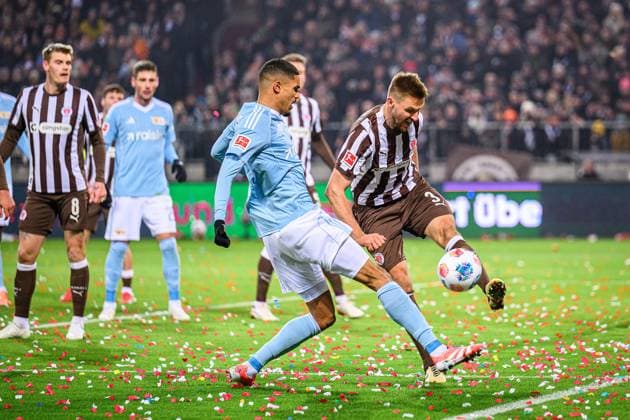 Fußball I Herren I Saison 2025-2026 I Bundesliga I 11. Spieltag I FC St. Pauli - 1. FC Union Berlin I 23.11.2025 Danilho Doekhi (5, 1. FC Union Berlin), Karol Mets (3, FC St. Pauli) Hamburg Millerntor-Stadion Hamburg Deutschland Copyright: xLobecax xHenningxRohlfsx