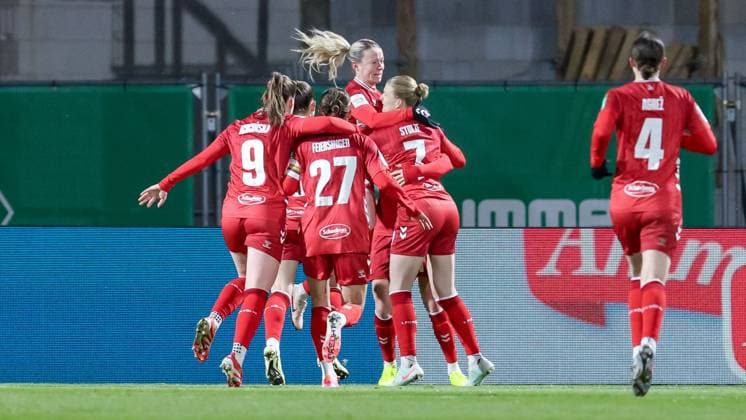 Spielerinnen von 1. FC Köln mit Torjubel, Jubel, jubeln, jubelt, optimistisch, Spielszene, Highlight, Freude über das Tor zum 0:1, DIE DFB-RICHTLINIEN UNTERSAGEN JEGLICHE NUTZUNG VON FOTOS ALS SEQUENZBILDER UND ODER VIDEOÄHNLICHE FOTOSTRECKEN. DFB REGULATIONS PROHIBIT ANY USE OF PHOTOGRAPHS AS IMAGE SEQUENCES AND OR QUASI-VIDEO., 23.11.2025, Bremen (Deutschland), Fussball, Google Pixel Frauen-Bundesliga, SV Werder Bremen - 1. FC Köln
