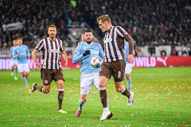 Fußball I Herren I Saison 2025-2026 I Bundesliga I 11. Spieltag I FC St. Pauli - 1. FC Union Berlin I 23.11.2025 Karol Mets (3, FC St. Pauli), Oliver Burke (7, 1. FC Union Berlin), Eric Smith (8, FC St. Pauli) Hamburg Millerntor-Stadion Hamburg Deutschland Copyright: xLobecax xHenningxRohlfsx