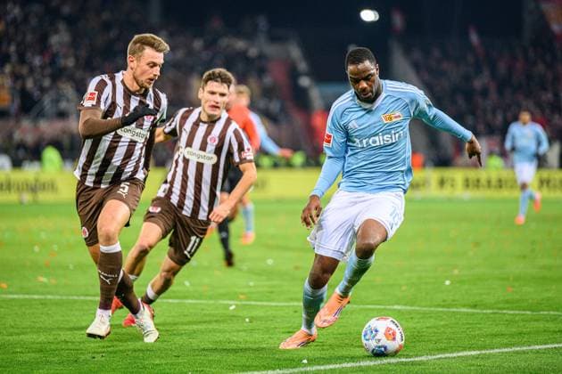 Fußball I Herren I Saison 2025-2026 I Bundesliga I 11. Spieltag I FC St. Pauli - 1. FC Union Berlin I 23.11.2025 Hauke Wahl (5, FC St. Pauli), Ilyas Ansah (10, 1. FC Union Berlin) Hamburg Millerntor-Stadion Hamburg Deutschland Copyright: xLobecax xHenningxRohlfsx