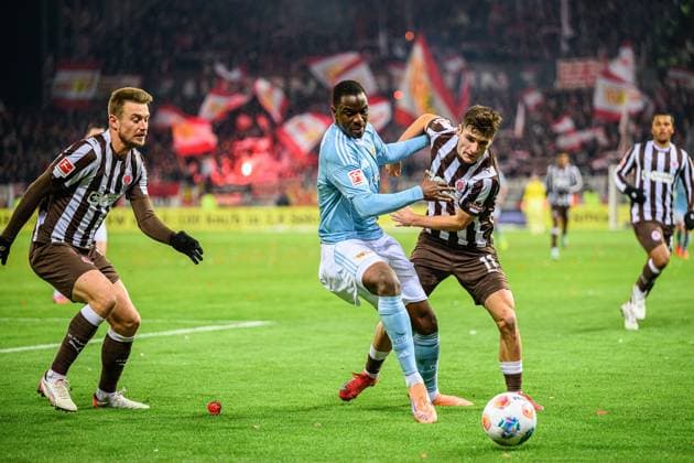 Fußball I Herren I Saison 2025-2026 I Bundesliga I 11. Spieltag I FC St. Pauli - 1. FC Union Berlin I 23.11.2025 Hauke Wahl (5, FC St. Pauli), Ilyas Ansah (10, 1. FC Union Berlin), Arkadiusz Pyrka (11, FC St. Pauli) Hamburg Millerntor-Stadion Hamburg Deutschland Copyright: xLobecax xHenningxRohlfsx