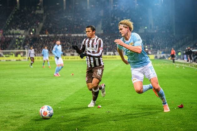 Fußball I Herren I Saison 2025-2026 I Bundesliga I 11. Spieltag I FC St. Pauli - 1. FC Union Berlin I 23.11.2025 Joel Chima Fujita (16, FC St. Pauli), Tom Rothe (15, 1. FC Union Berlin) Hamburg Millerntor-Stadion Hamburg Deutschland Copyright: xLobecax xHenningxRohlfsx