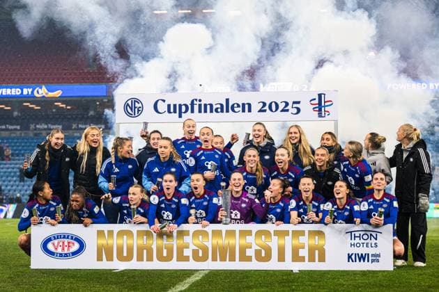 251123 Players of Valerenga celebrates with the trophy after the cup final between Rosenborg and Valerenga on November 23, 2025 in Oslo. Photo: Marius Simensen BILDBYRAN Cop 238 MM0050 bbeng cup cupfinale dam football fotball fotboll jubel nm norgesmesterskapet rosenborg vif valerenga Copyright: MARIUSxSIMENSEN BB251123ZT032