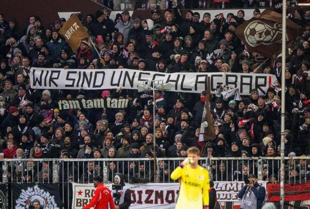 Fussball, Herren, Saison 2025 2026, 1. Bundesliga (11. Spieltag), FC St. Pauli - 1. FC Union Berlin, Fans von St. Pauli mit Transparent: Wir sind unschlagbar!, 23.11. 2025, Copyright: xMatthiasxKochx