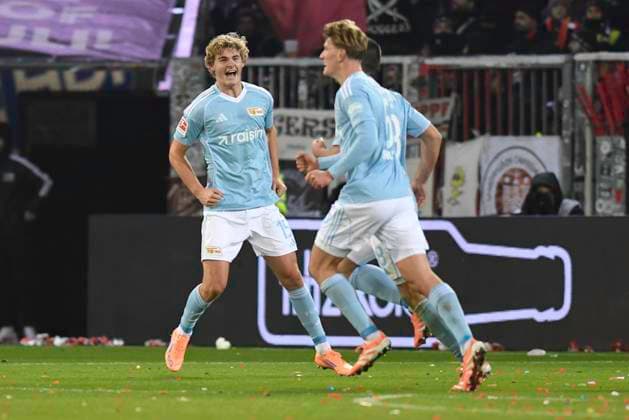 GER; 1 FBL, FC St. Pauli vs 1. FC Union Berlin 23.11.2025, Millerntorstadion, Hamburg, GER; 1. FBL, FC St. Pauli vs 1. FC Union Berlin im Bild Rani Khedira (Berlin 08) schiesst das Tor zum 1-0 fuer Berlin und jubelt mit der Mannschaft
