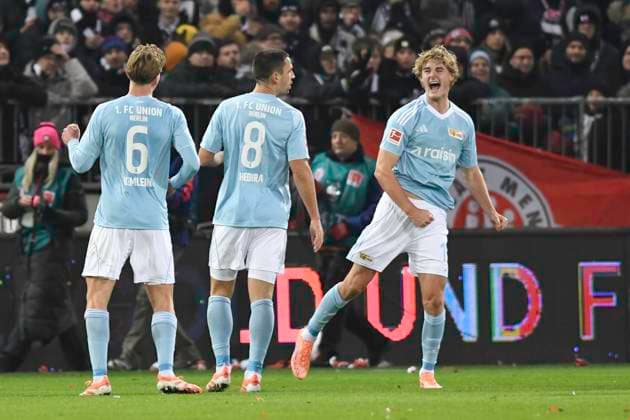 GER; 1 FBL, FC St. Pauli vs 1. FC Union Berlin 23.11.2025, Millerntorstadion, Hamburg, GER; 1. FBL, FC St. Pauli vs 1. FC Union Berlin im Bild Rani Khedira (Berlin 08) schiesst das Tor zum 1-0 fuer Berlin und jubelt mit der Mannschaft