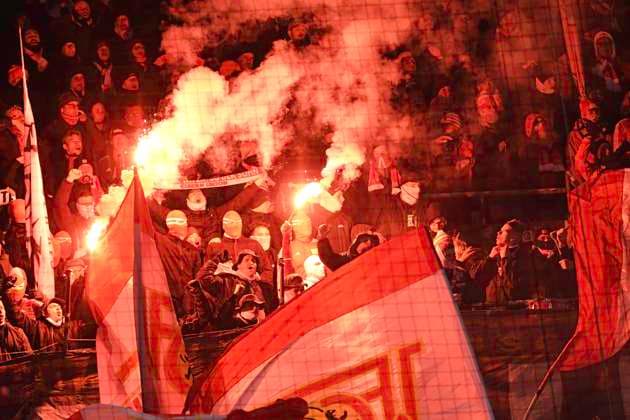 GER; 1 FBL, FC St. Pauli vs 1. FC Union Berlin 23.11.2025, Millerntorstadion, Hamburg, GER; 1. FBL, FC St. Pauli vs 1. FC Union Berlin im Bild Feature die Berliner Fans zuenden Pyrotechnik