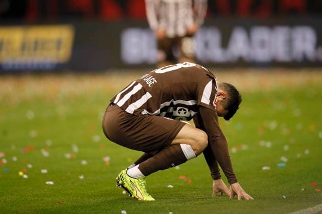 Foto : Verlierer am Boden , Mathias Pereira LAGE (Pauli) Fussball 1. Bundesliga , FC St. Pauli - Union Berlin 11. Spieltag am Sa. 23.11.2025