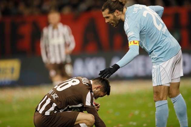 Foto : Verlierer am Boden , Mathias Pereira LAGE (Pauli) , rechts tröstet Christopher Trimmel ( Union ) Fussball 1. Bundesliga , FC St. Pauli - Union Berlin 11. Spieltag am Sa. 23.11.2025