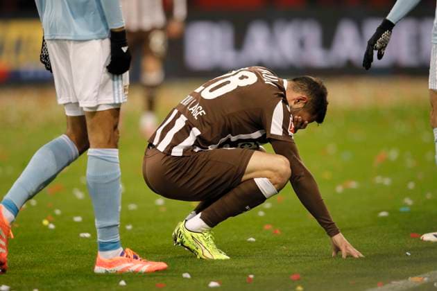 Foto : Verlierer am Boden , Mathias Pereira LAGE (Pauli) Fussball 1. Bundesliga , FC St. Pauli - Union Berlin 11. Spieltag am Sa. 23.11.2025