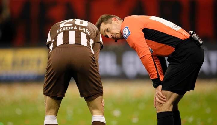 Foto : Verlierer am Boden , Mathias Pereira LAGE (Pauli) , rechts tröstet ihn Schiri Tobias Stieler Fussball 1. Bundesliga , FC St. Pauli - Union Berlin 11. Spieltag am Sa. 23.11.2025