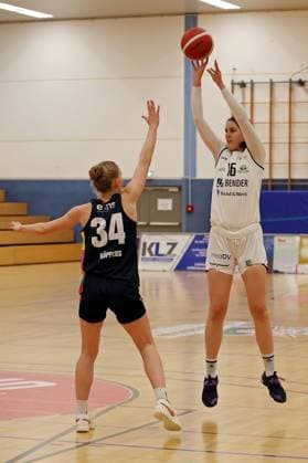 23.11.2025, xovx, Basketball DBBL, 2. Damen Basketball Bundesliga Nord, Bender Baskets Grünberg - ChemCats Chemnitz v.l. Lilly Küppers (ChemCats Chemnitz), Charlotte Kohl (Bender Baskets Grünberg) Grünberg Sporthalle Theo-Koch-Schule Hessen Deutschland (DE)