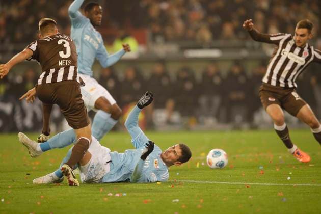 Foto : Karol METS (Pauli) grätscht gegen Andrej ILIC ( Union ) Fussball 1. Bundesliga , FC St. Pauli - Union Berlin 11. Spieltag am Sa. 23.11.2025