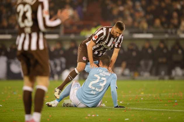 Foto : Karol METS (Pauli) grätscht gegen Andrej ILIC ( Union ) Fussball 1. Bundesliga , FC St. Pauli - Union Berlin 11. Spieltag am Sa. 23.11.2025