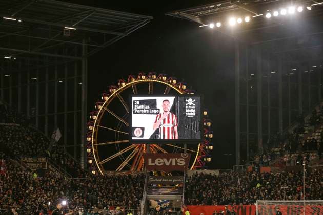 Foto : die Kiezmannschaft und der Dom , Spielervorstellung auf der Anzeigetafel vor dem Riesenrad Fussball 1. Bundesliga , FC St. Pauli - Union Berlin 11. Spieltag am Sa. 23.11.2025