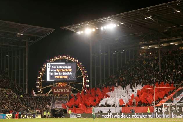 Foto : die Union Fans zünden ein paar Bengalos und vernebeln das eigene Tor mitsamt ihrem Keeper Fussball 1. Bundesliga , FC St. Pauli - Union Berlin 11. Spieltag am Sa. 23.11.2025