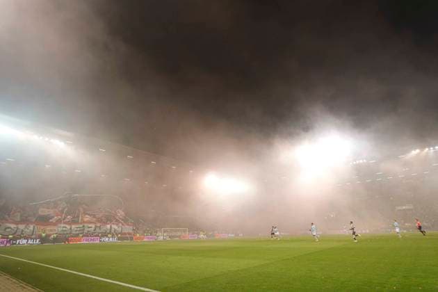 Foto : die Union Fans zünden ein paar Bengalos und vernebeln das eigene Tor mitsamt ihrem Keeper Fussball 1. Bundesliga , FC St. Pauli - Union Berlin 11. Spieltag am Sa. 23.11.2025
