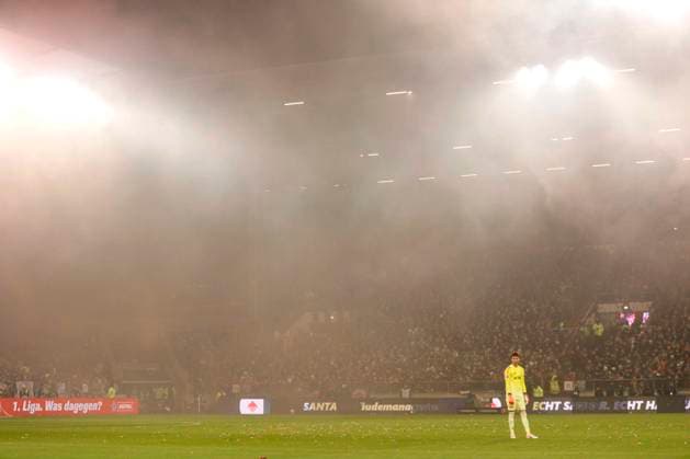 Foto : die Union Fans zünden ein paar Bengalos und vernebeln das eigene Tor mitsamt ihrem Keeper Fussball 1. Bundesliga , FC St. Pauli - Union Berlin 11. Spieltag am Sa. 23.11.2025