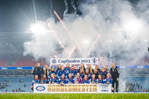 251123 Players of Valerenga celebrates with the trophy after the cup final between Rosenborg and Valerenga on November 23, 2025 in Oslo. Photo: Marius Simensen BILDBYRAN Cop 238 MM0050 bbeng cup cupfinale dam football fotball fotboll jubel nm norgesmesterskapet rosenborg vif valerenga Copyright: MARIUSxSIMENSEN BB251123ZH027