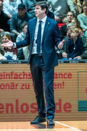 Chemnitz, Deutschland 23. November 2025: 1.BBL - 2025 2026 - Niners Chemnitz vs. Alba Berlin Im Bild: Head Coach Pedro Calles (Berlin) Copyright: xFotostandx xNachtigallx