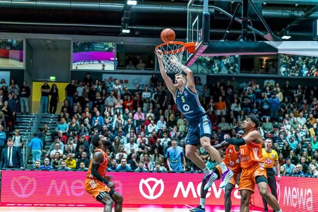 Chemnitz, Deutschland 23. November 2025: 1.BBL - 2025 2026 - Niners Chemnitz vs. Alba Berlin Im Bild: Corey Davis (99) mit einem Dunking Copyright: xFotostandx xNachtigallx