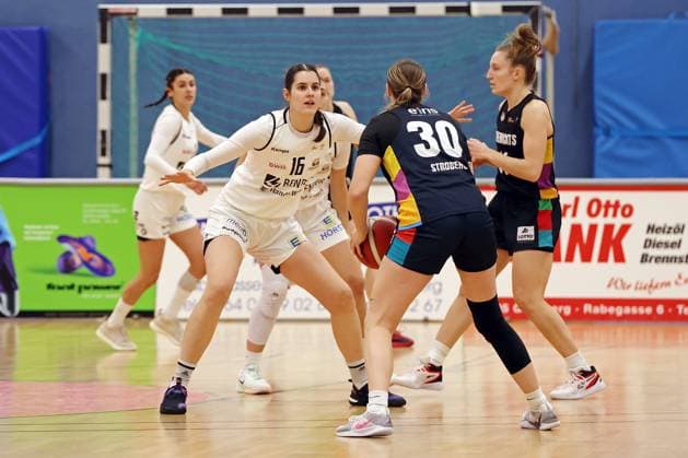 23.11.2025, xovx, Basketball DBBL, 2. Damen Basketball Bundesliga Nord, Bender Baskets Grünberg - ChemCats Chemnitz v.l. Charlotte Kohl (Bender Baskets Grünberg), Erin Stroberg (ChemCats Chemnitz), Lucille Peroche (ChemCats Chemnitz) Grünberg Sporthalle Theo-Koch-Schule Hessen Deutschland (DE)