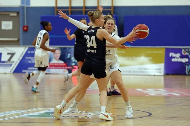 23.11.2025, xovx, Basketball DBBL, 2. Damen Basketball Bundesliga Nord, Bender Baskets Grünberg - ChemCats Chemnitz v.l. Lilly Küppers (ChemCats Chemnitz), Emma Kramer (Bender Baskets Grünberg) Grünberg Sporthalle Theo-Koch-Schule Hessen Deutschland (DE)